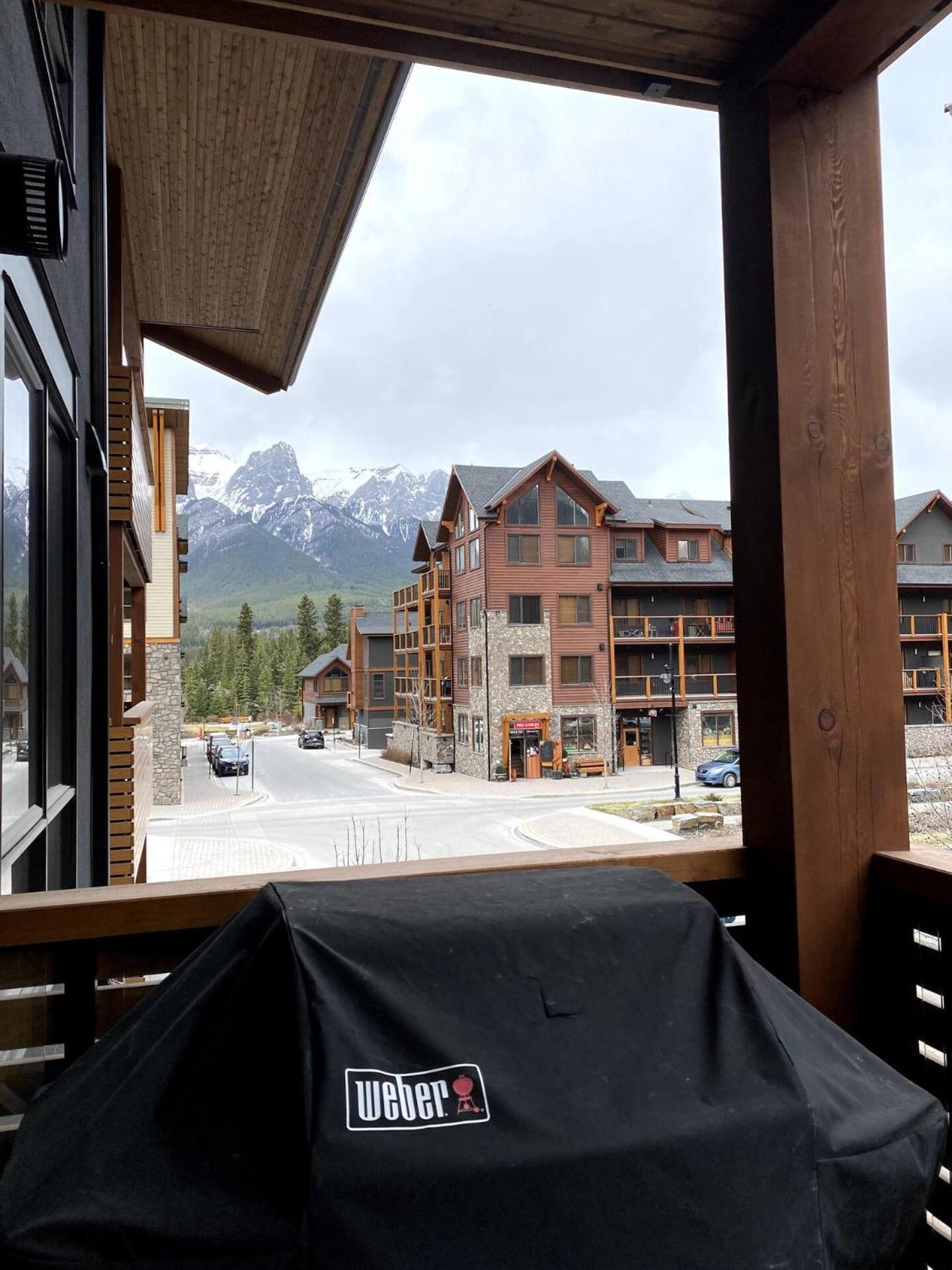 Luxury Unit In The Heart Of Canmore Bagian luar foto
