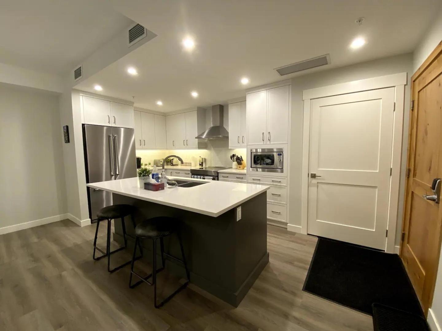 Luxury Unit In The Heart Of Canmore Bagian luar foto
